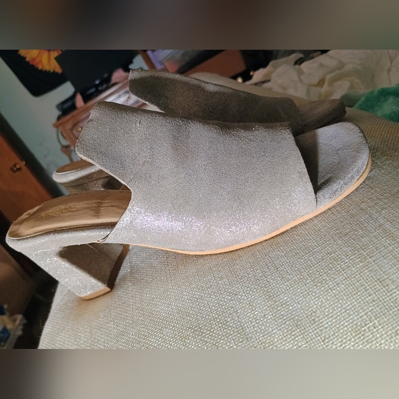 Kaanas block heal shimmer champagne sandals - Picture 11 of 16